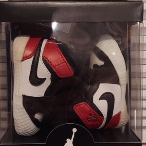 Brand new Air Jordan 1 Crib Booties in classic black, red, and white colorway.
✔